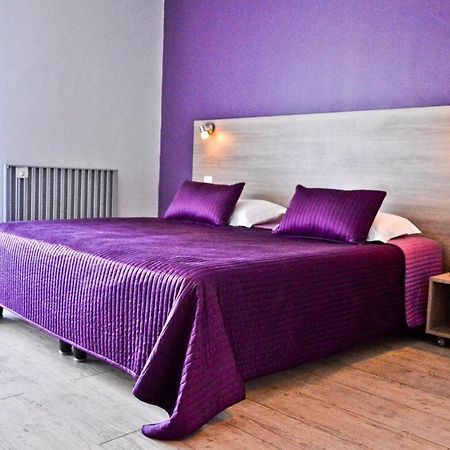 Hotel Le Comty Feurs Kültér fotó