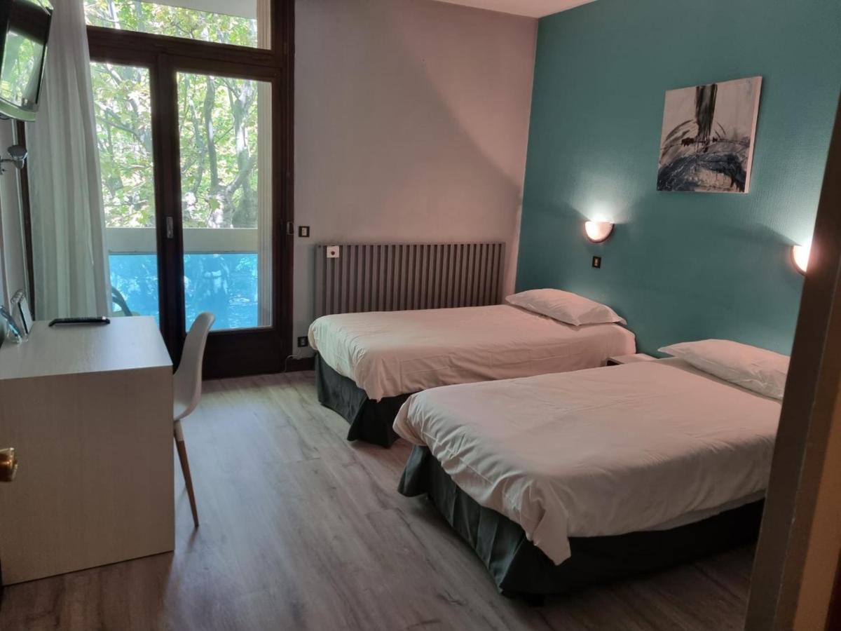 Hotel Le Comty Feurs Kültér fotó