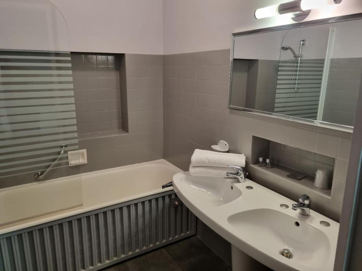 Hotel Le Comty Feurs Kültér fotó