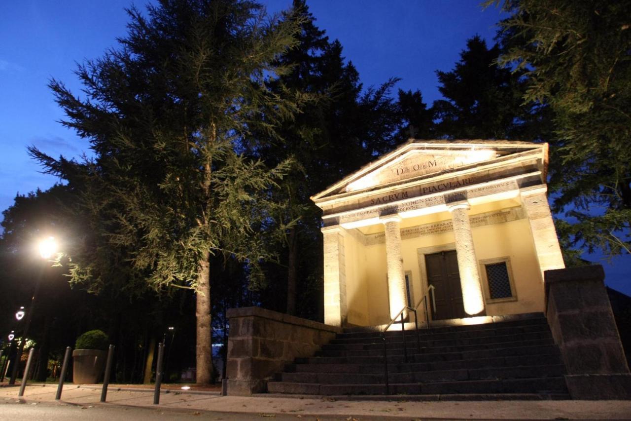 Hotel Le Comty Feurs Kültér fotó