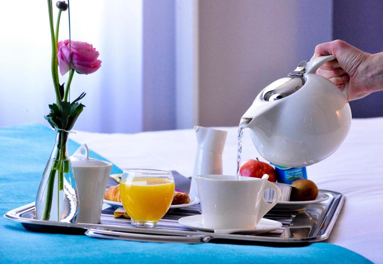 Hotel Le Comty Feurs Kültér fotó