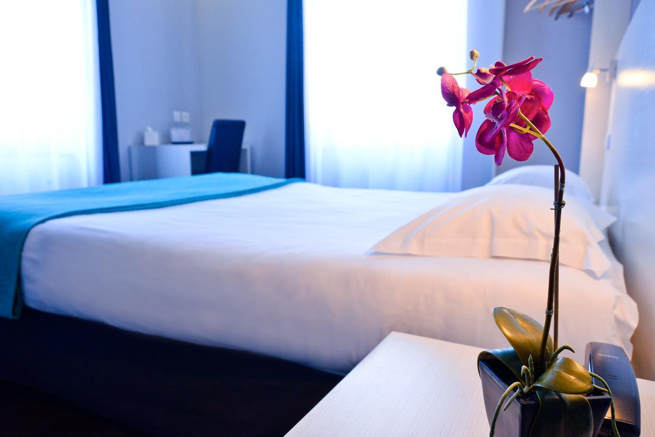 Hotel Le Comty Feurs Kültér fotó