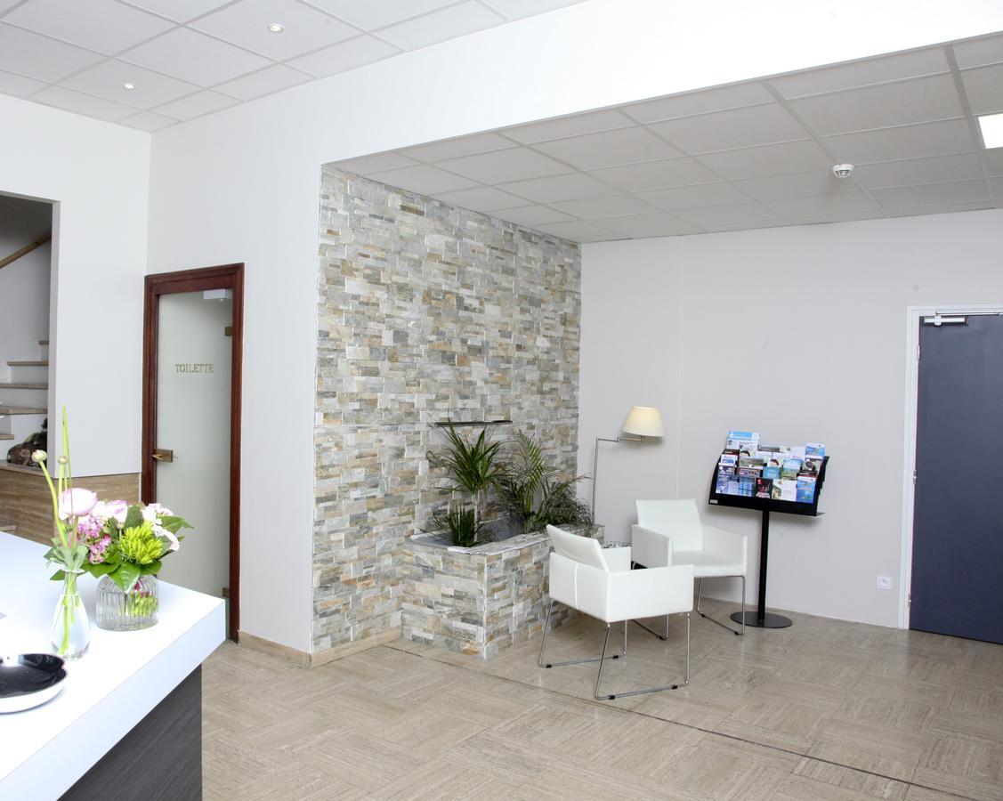 Hotel Le Comty Feurs Kültér fotó