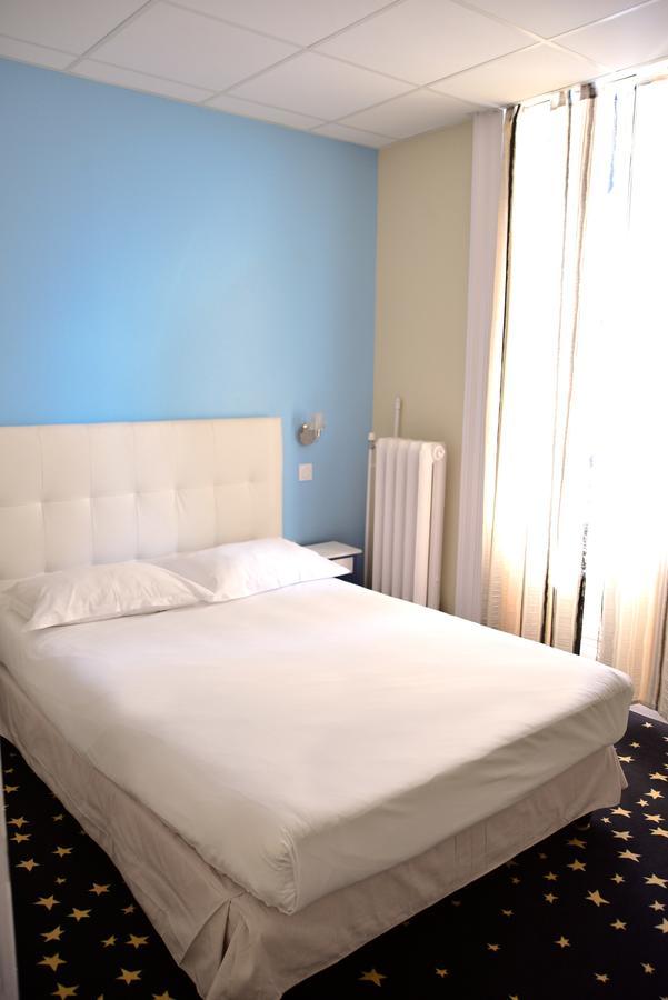 Hotel Le Comty Feurs Kültér fotó