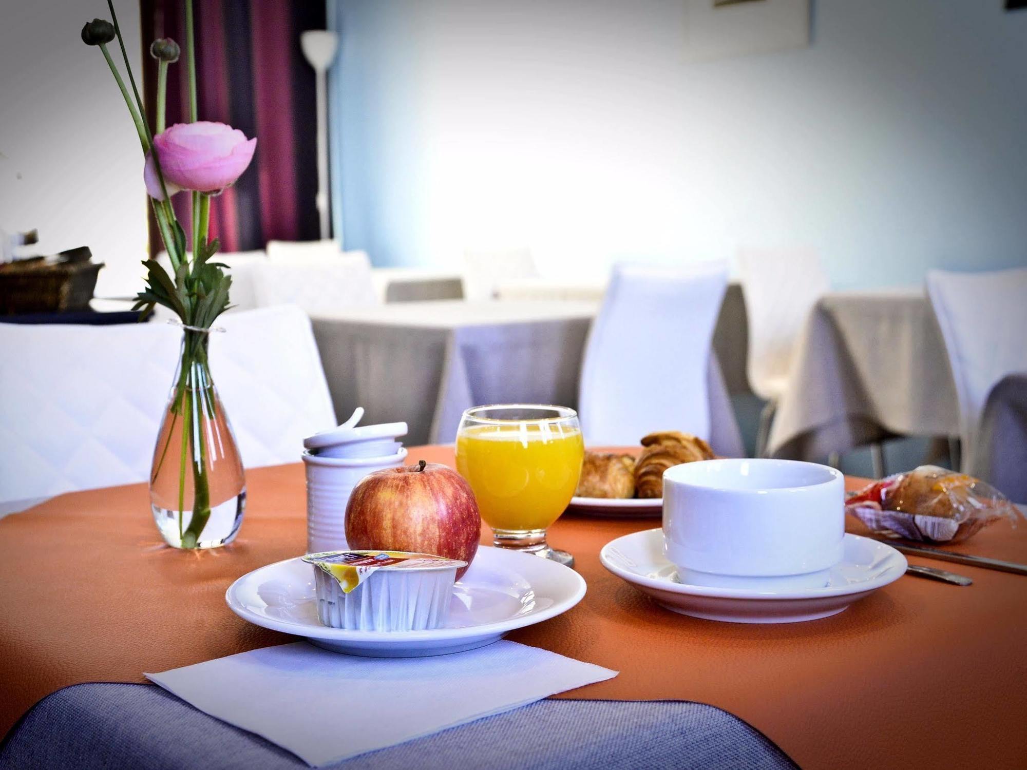 Hotel Le Comty Feurs Kültér fotó