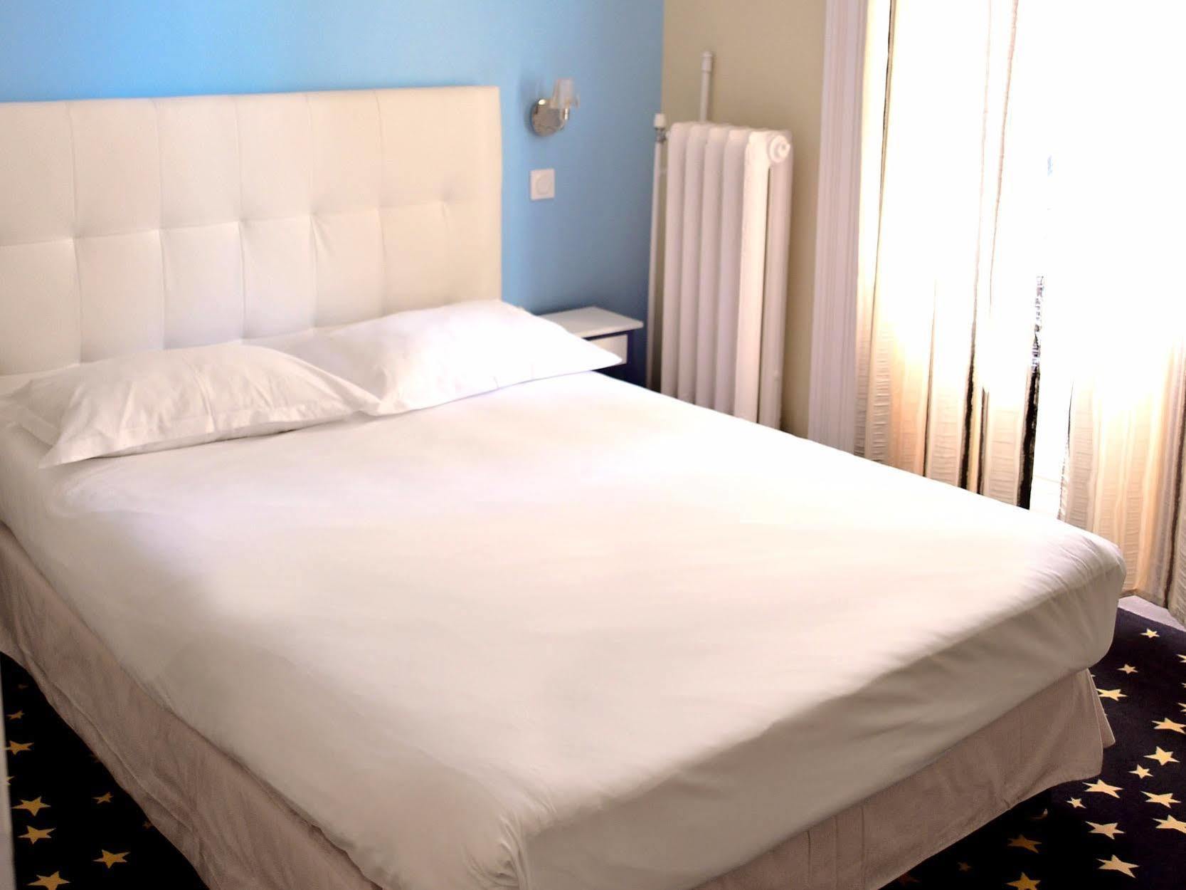 Hotel Le Comty Feurs Kültér fotó