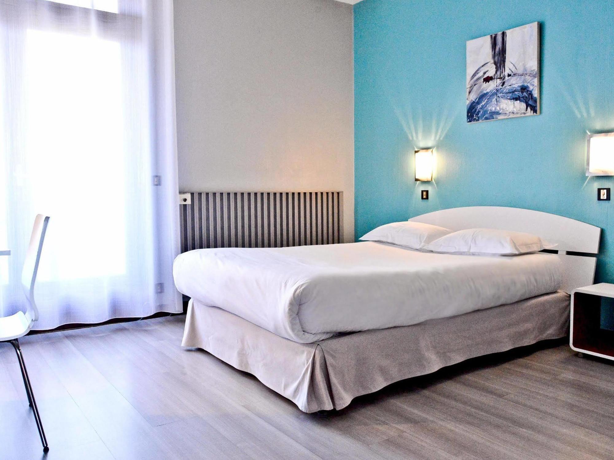 Hotel Le Comty Feurs Kültér fotó