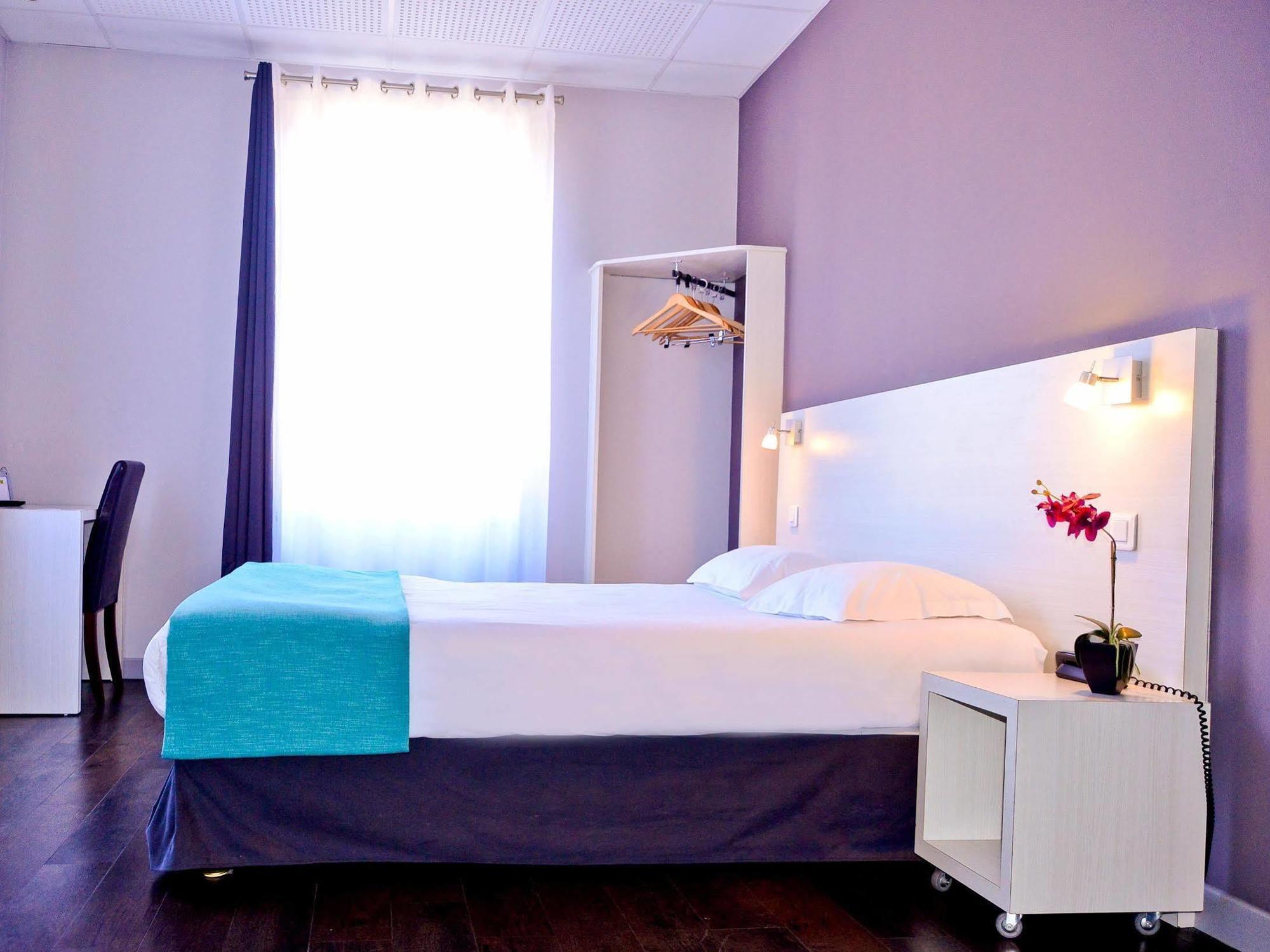 Hotel Le Comty Feurs Kültér fotó