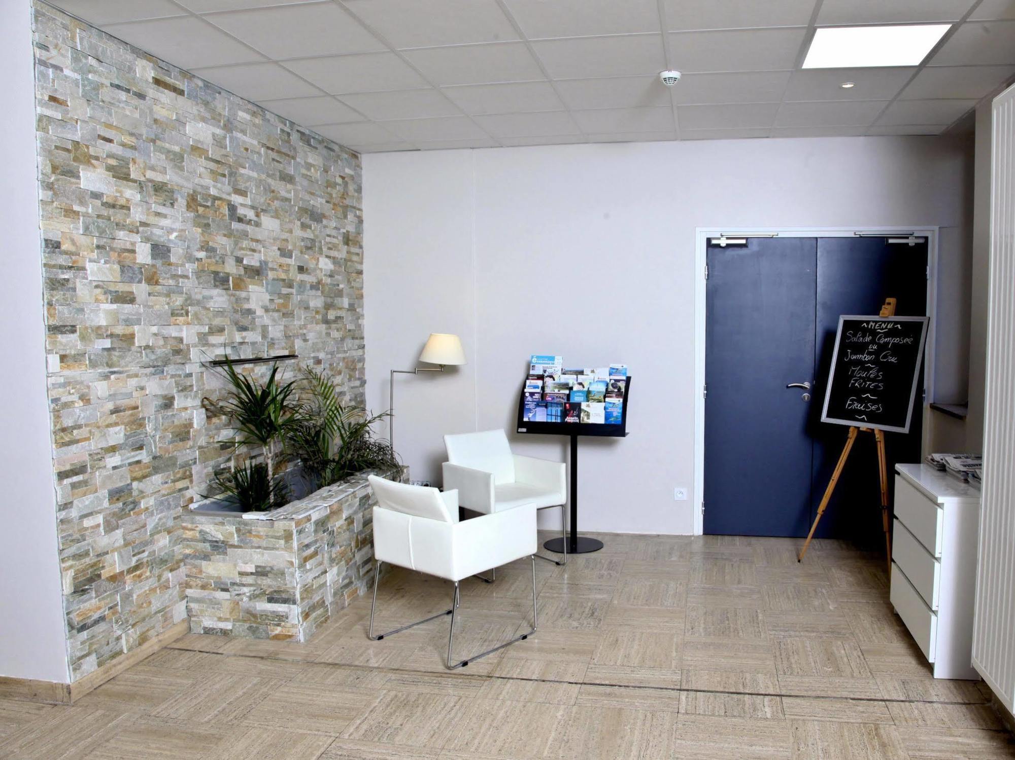 Hotel Le Comty Feurs Kültér fotó
