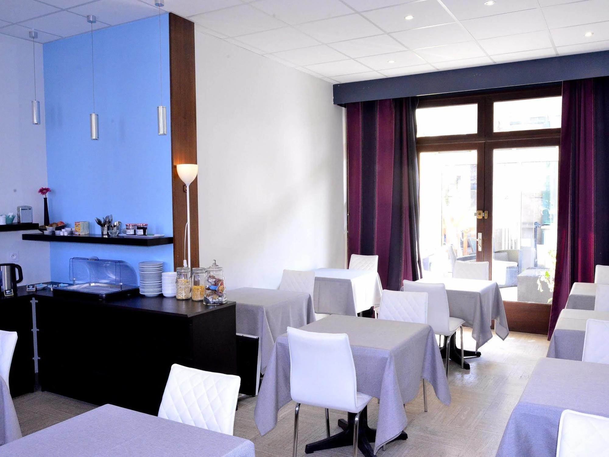 Hotel Le Comty Feurs Kültér fotó