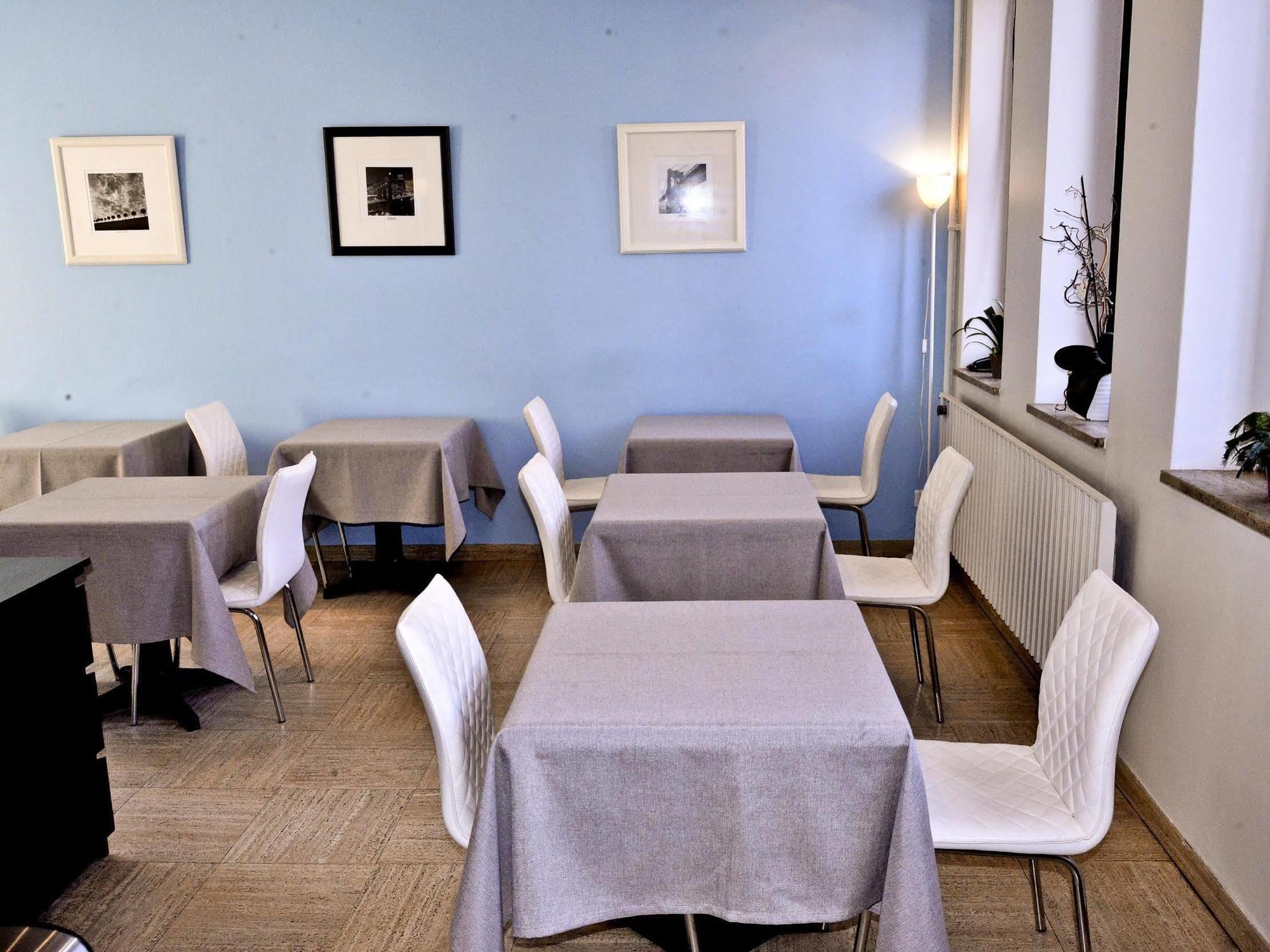 Hotel Le Comty Feurs Kültér fotó