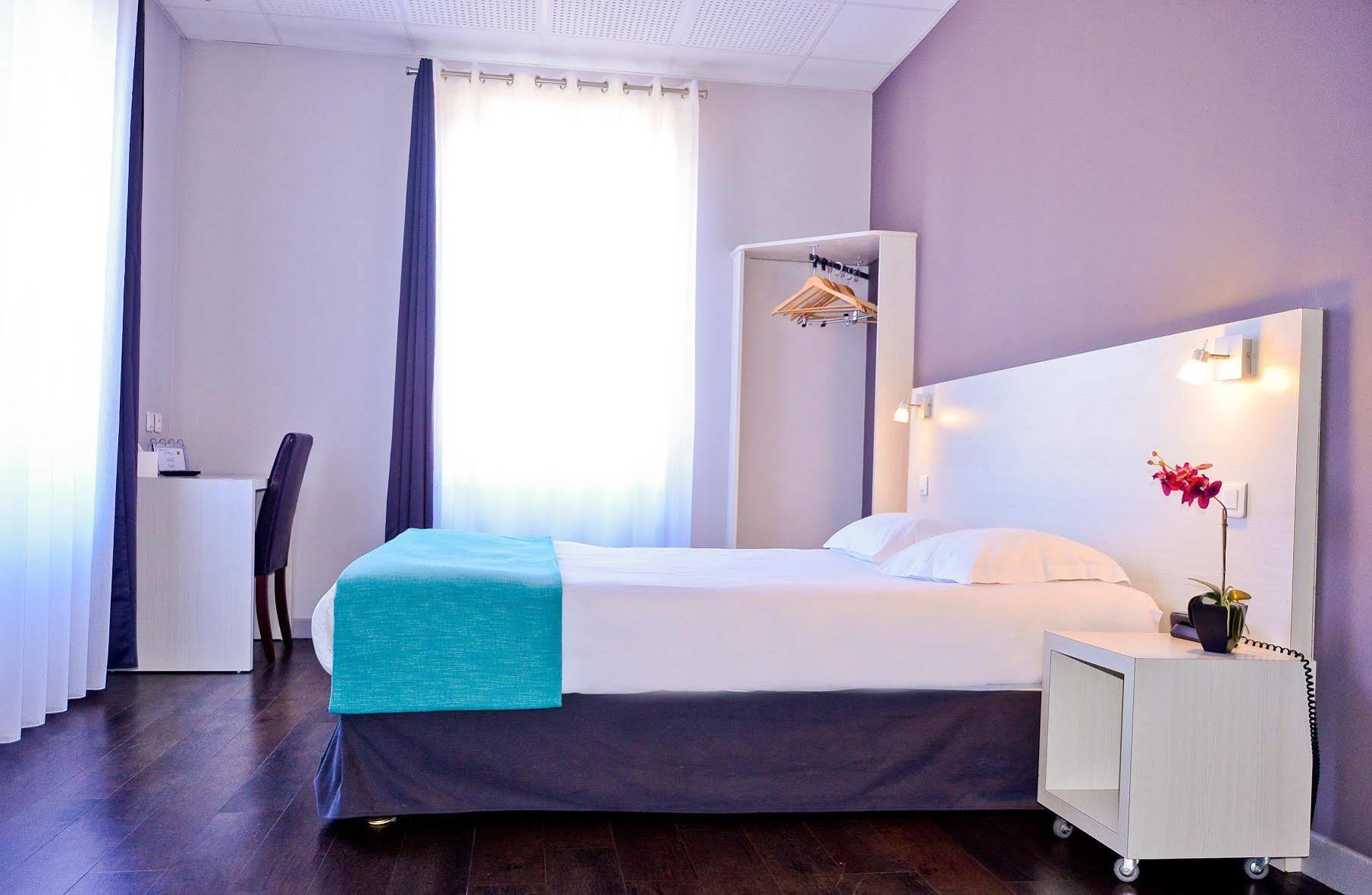 Hotel Le Comty Feurs Kültér fotó